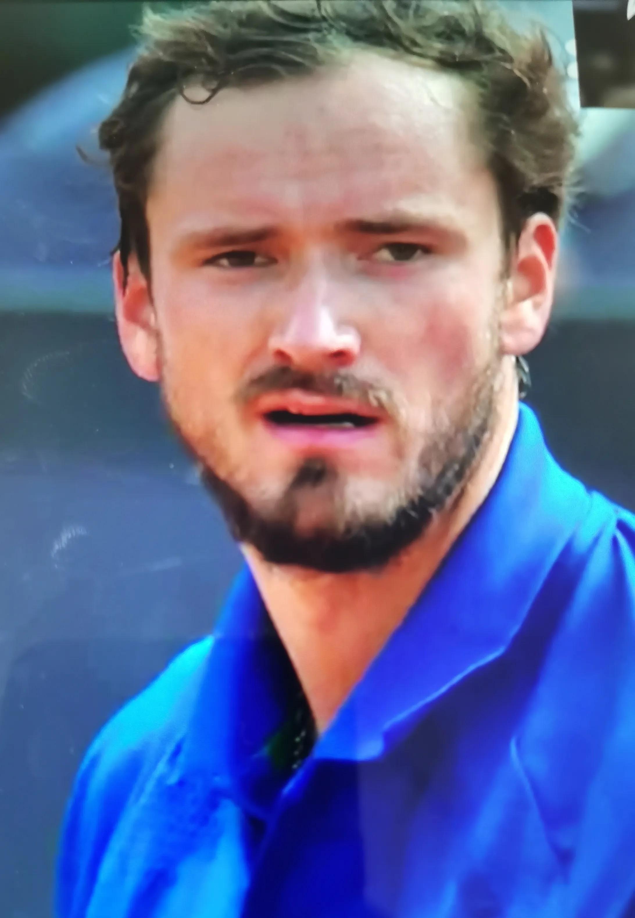 关于西班牙网球队横扫英国网球队，梅德韦杰夫高光表现的信息