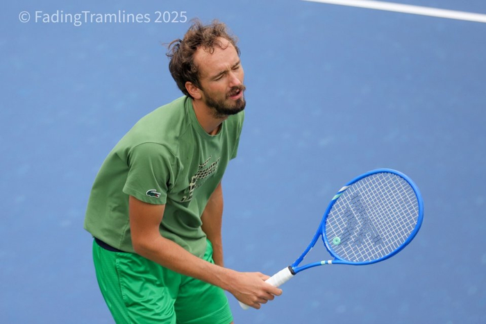 开云体育在线-欧洲网球队鏖战美国网球队，梅德韦杰夫三分雨点燃全场