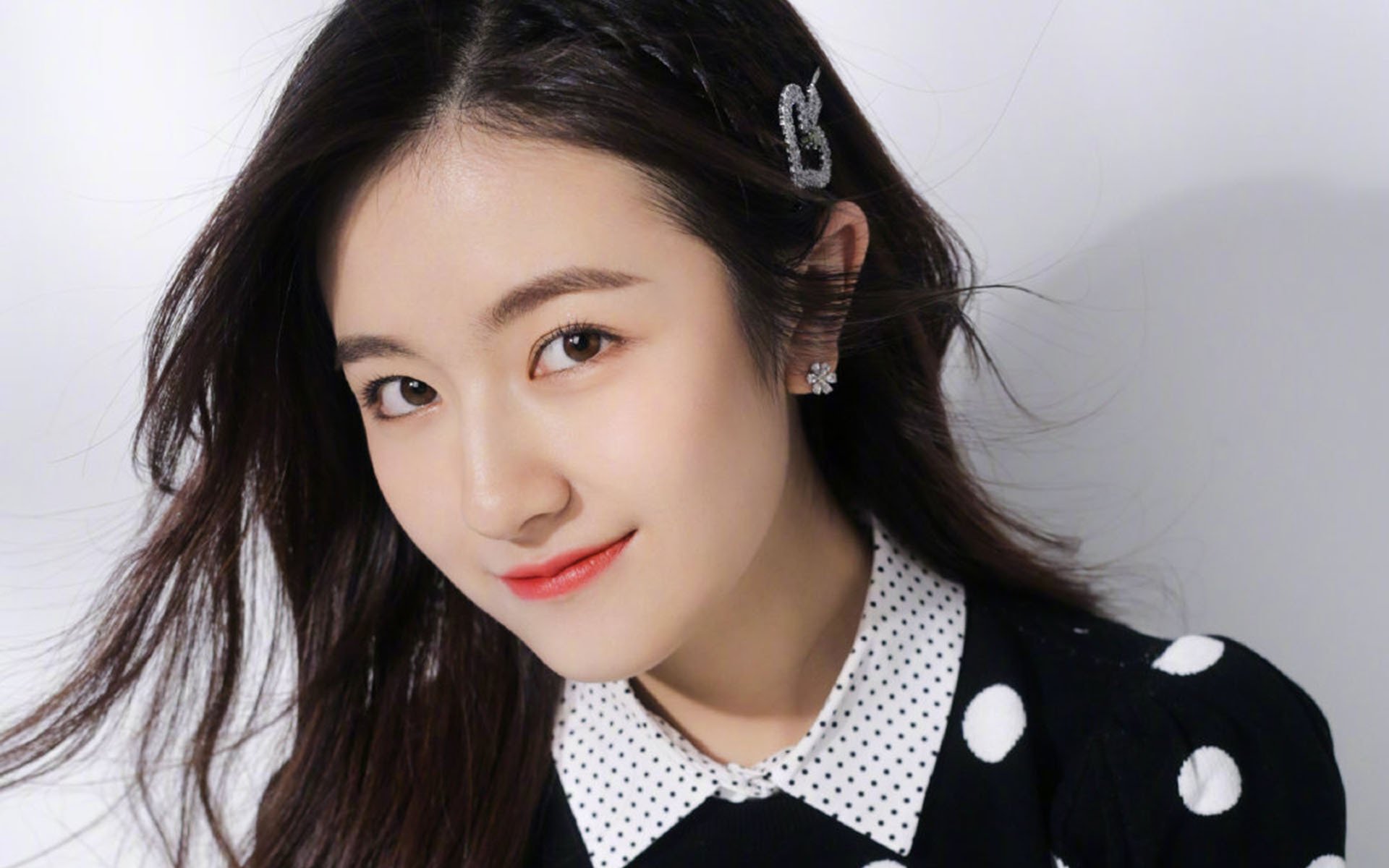 开云体育在线-银箭与蓝盾，当汉密尔顿在90年代的幽灵赛道上唤醒胜利