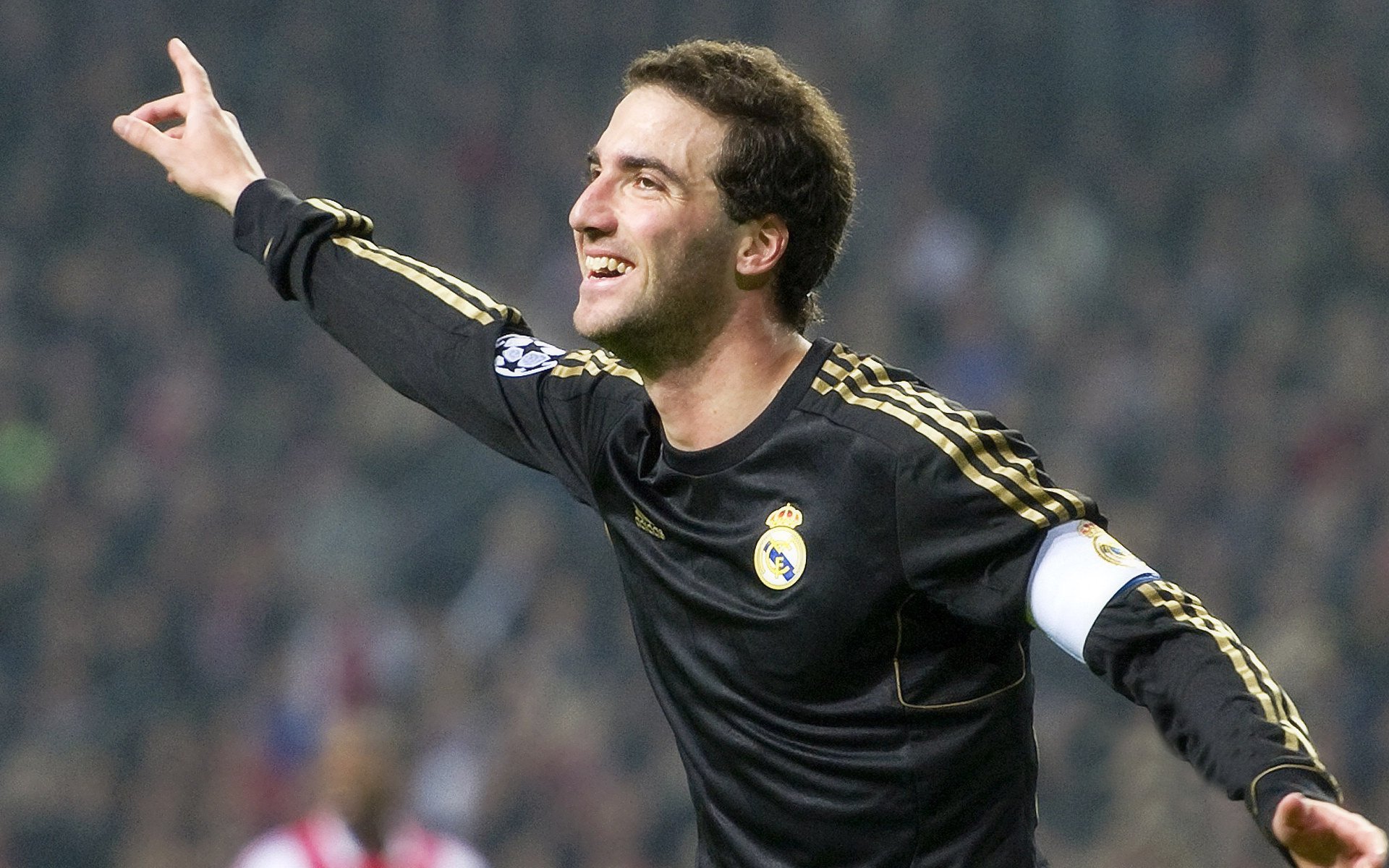 魔翼双响+导演进球！阿尔瓦雷斯一己之力撕碎防线，莱比锡客场擒敌占先机